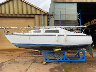 Cabin sailboat 750