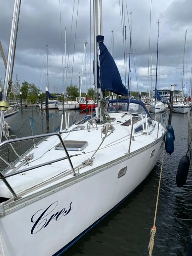 Polyester Sailboat Jeanneau 