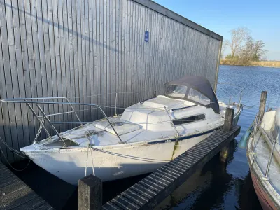 Cabin sailboat 650