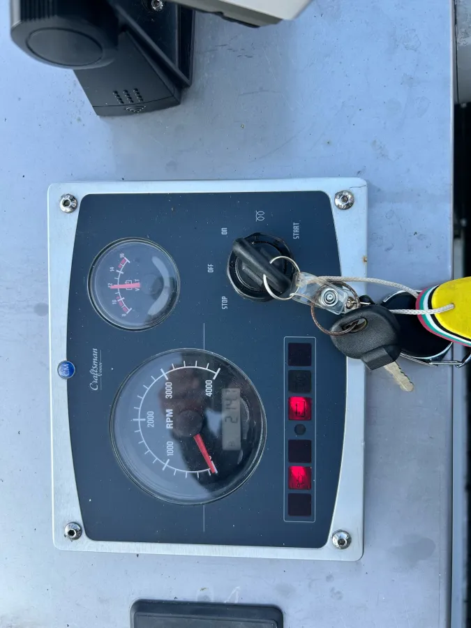 Steel Motorboat Bege Fly 900