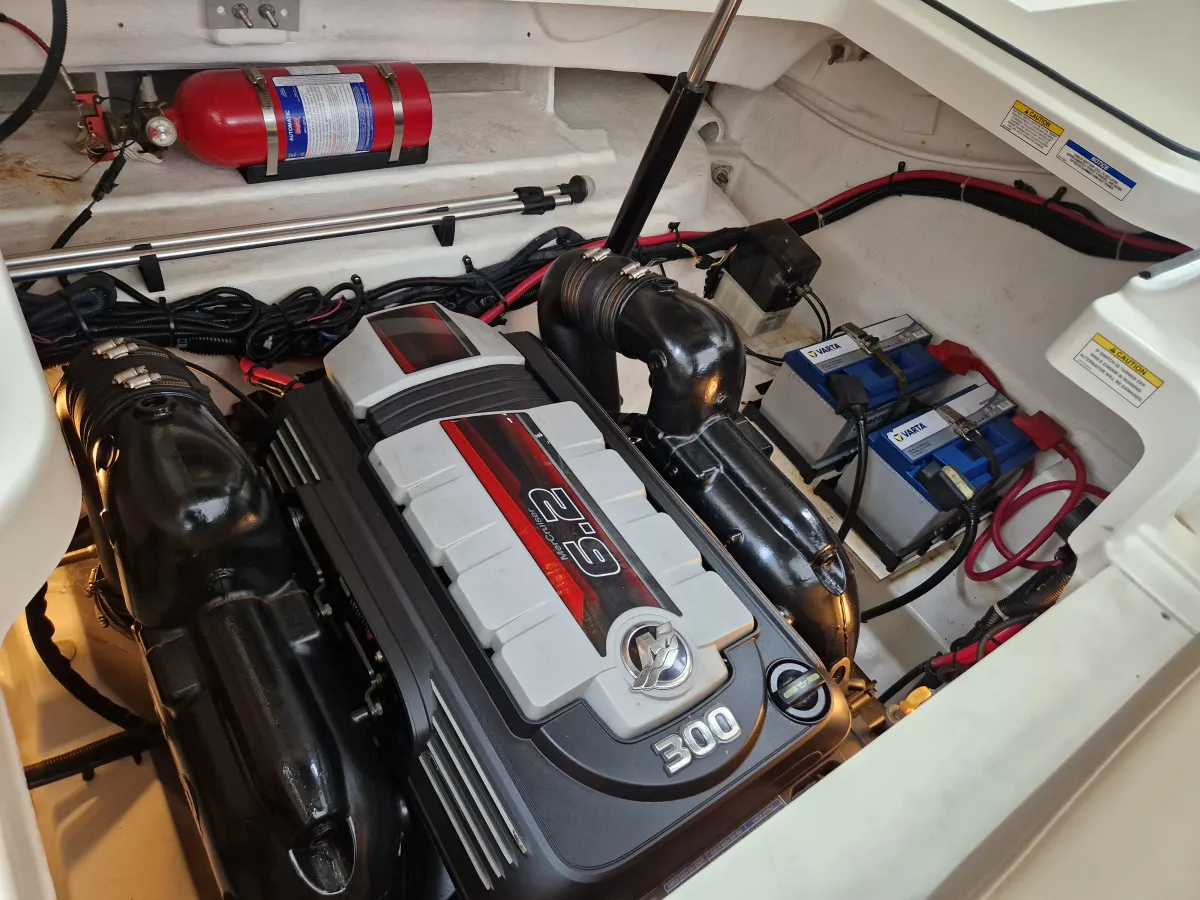 Polyester Speedboat Sea Ray 250 SSE
