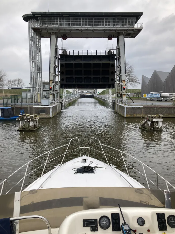 Polyester Motorboat Sealine 420 Statesman