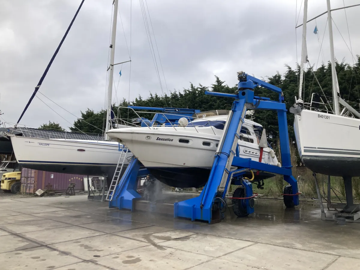 Polyester Motorboat Sealine 420 Statesman