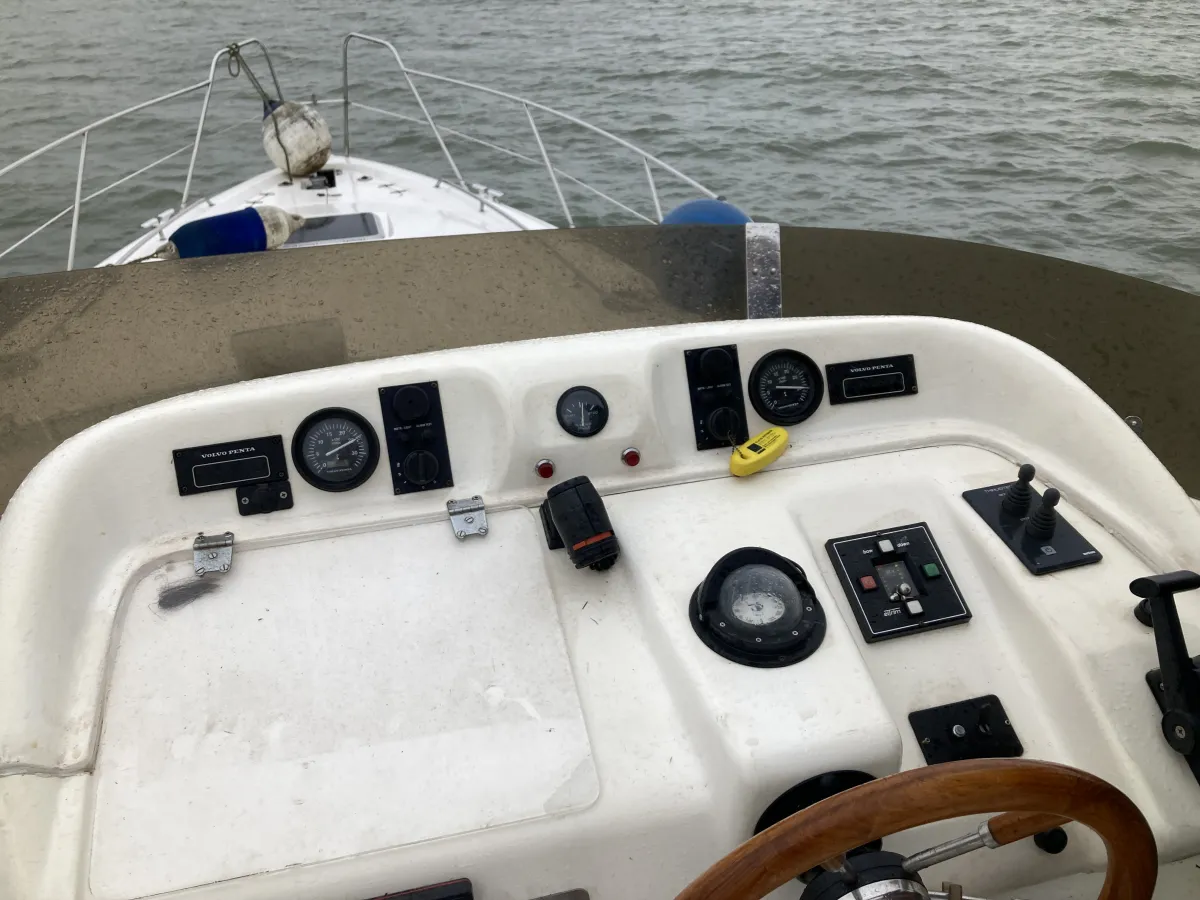 Polyester Motorboat Sealine 420 Statesman
