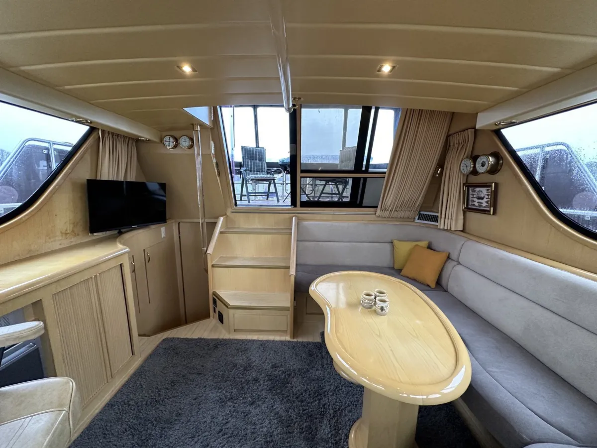 Polyester Motorboat President 425