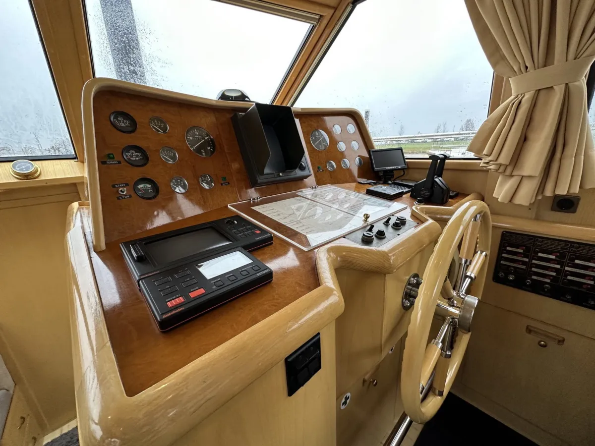 Polyester Motorboat President 425