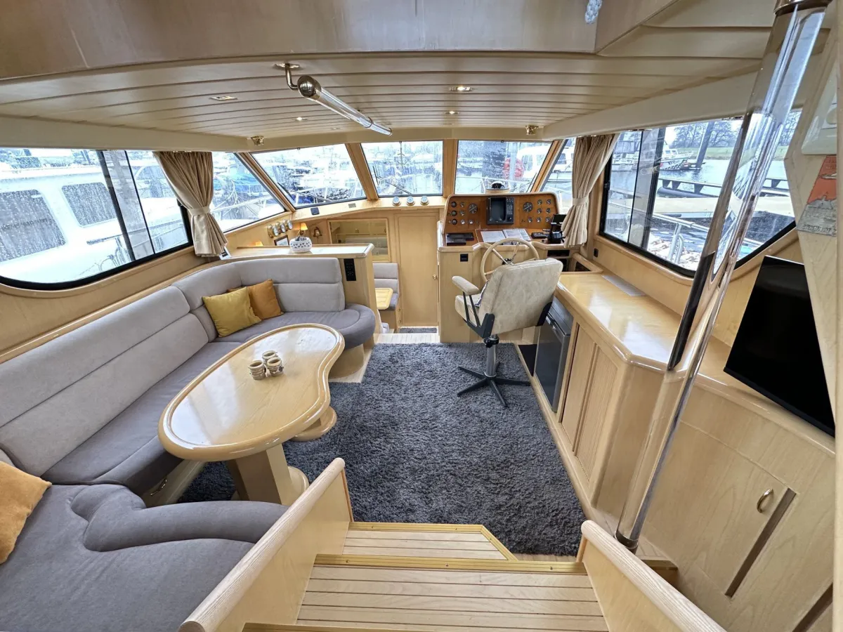 Polyester Motorboat President 425