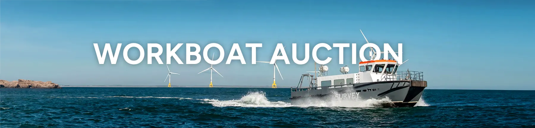Een werkboot vaart over het water met windturbines op de achtergrond. De tekst “WORKBOAT AUCTION” staat prominent boven de afbeelding.
