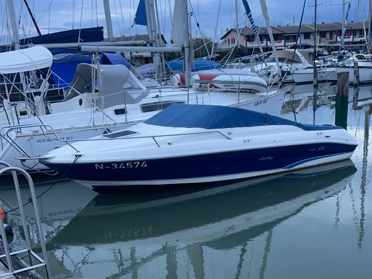 Polyester Speedboat Sea Ray 200 Signature