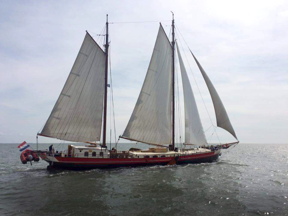 Varend schip met witte zeilen
