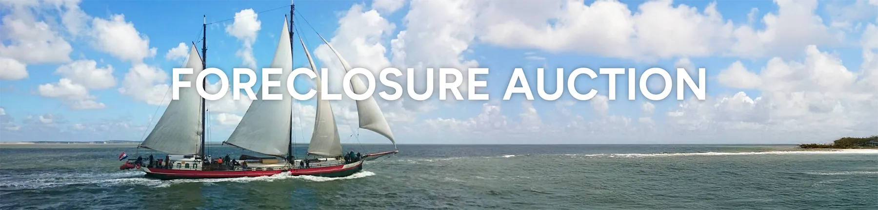 Charterzeilschip tweemast klipper heeft volle wind in de zeilen, over dit onderdeel van de bruine vloot staat grote letters met het woord forclosure auction