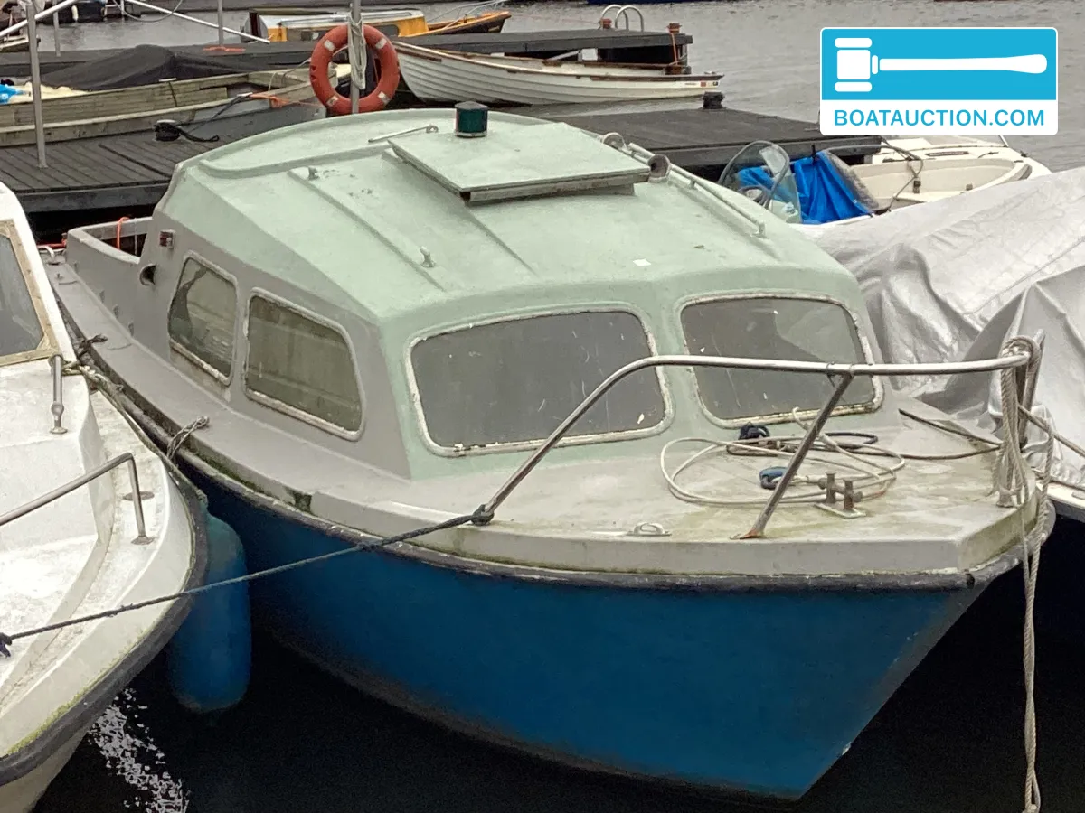 Thumbnail - Cabin sailboat 700