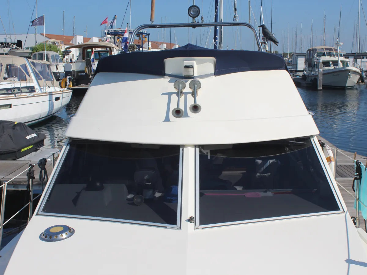 Polyester Motorboat Sealine 305 Statesman