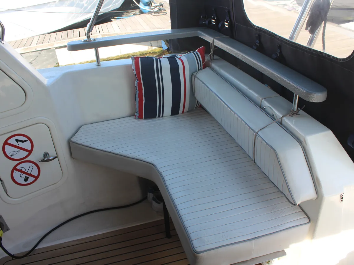 Polyester Motorboat Sealine 305 Statesman