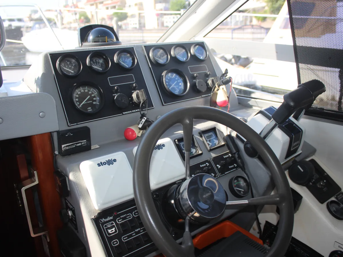 Polyester Motorboat Sealine 305 Statesman