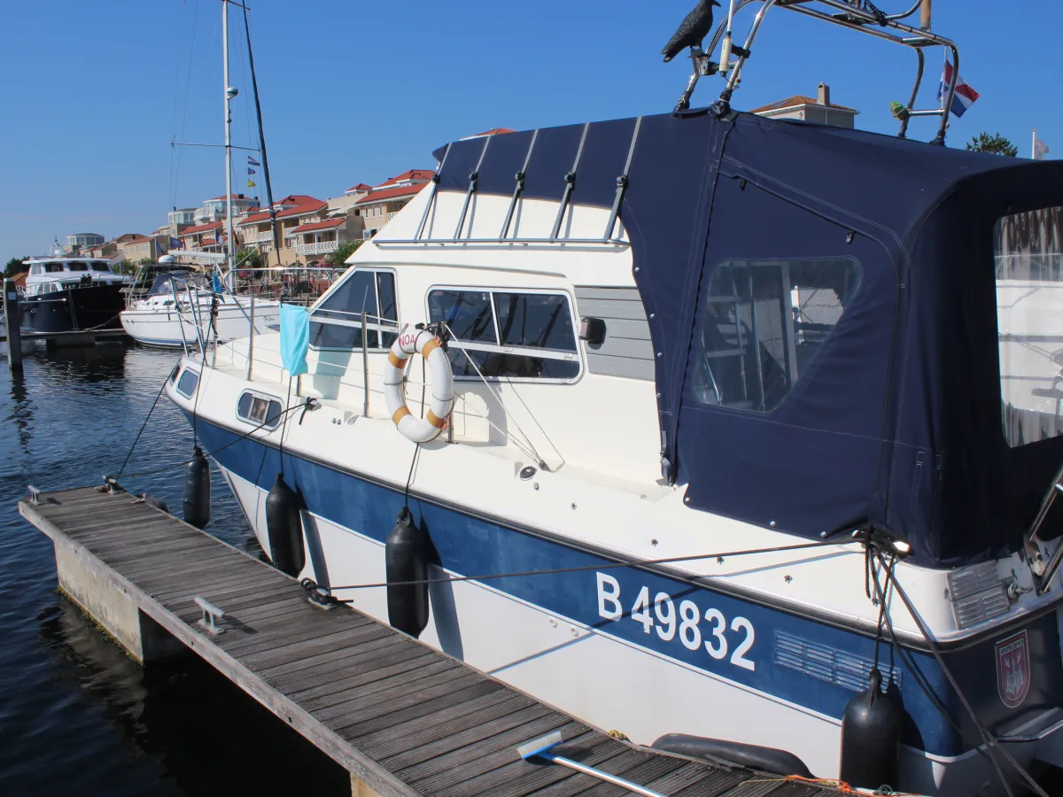 Polyester Motorboat Sealine 305 Statesman
