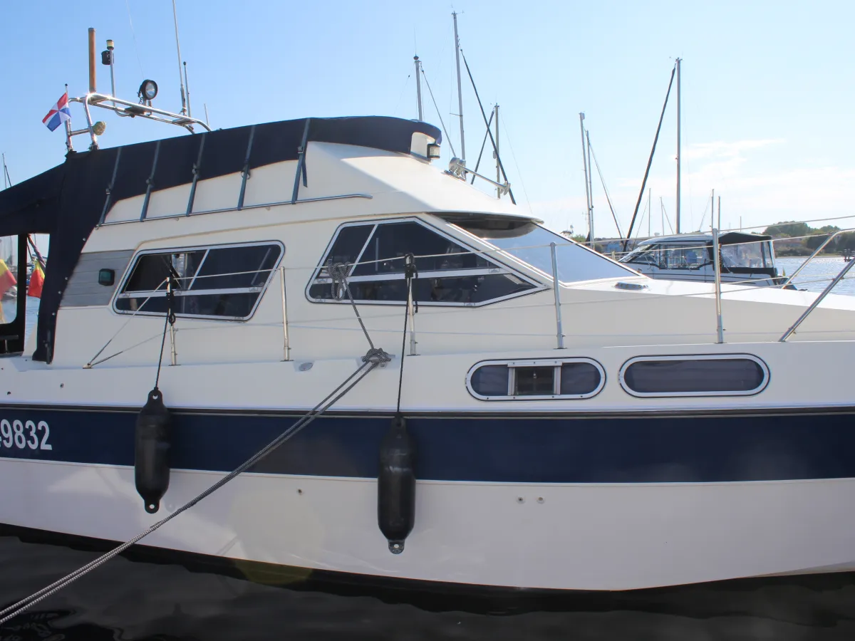 Polyester Motorboat Sealine 305 Statesman