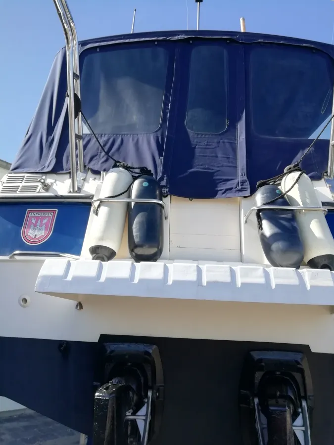 Polyester Motorboat Sealine 305 Statesman