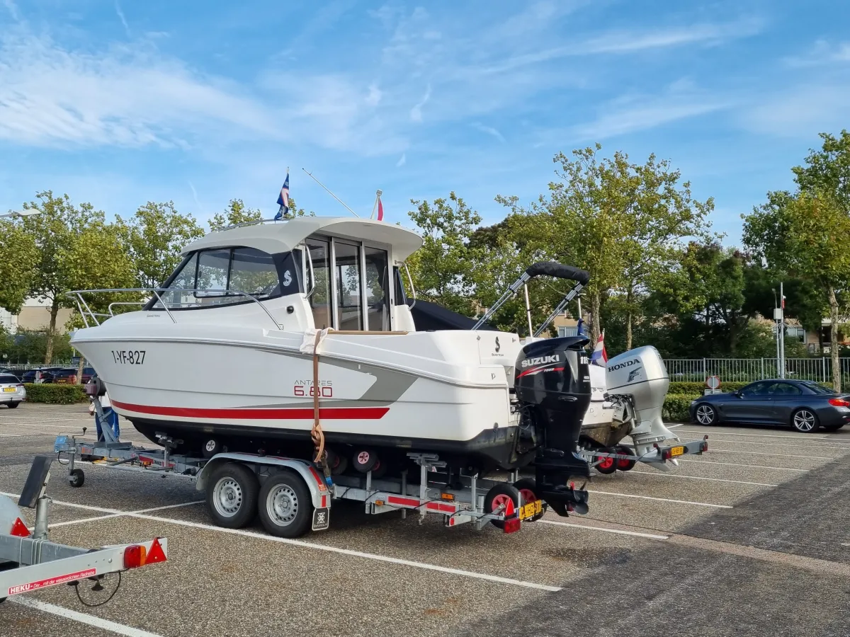 Polyester Speedboat Beneteau Antares 680
