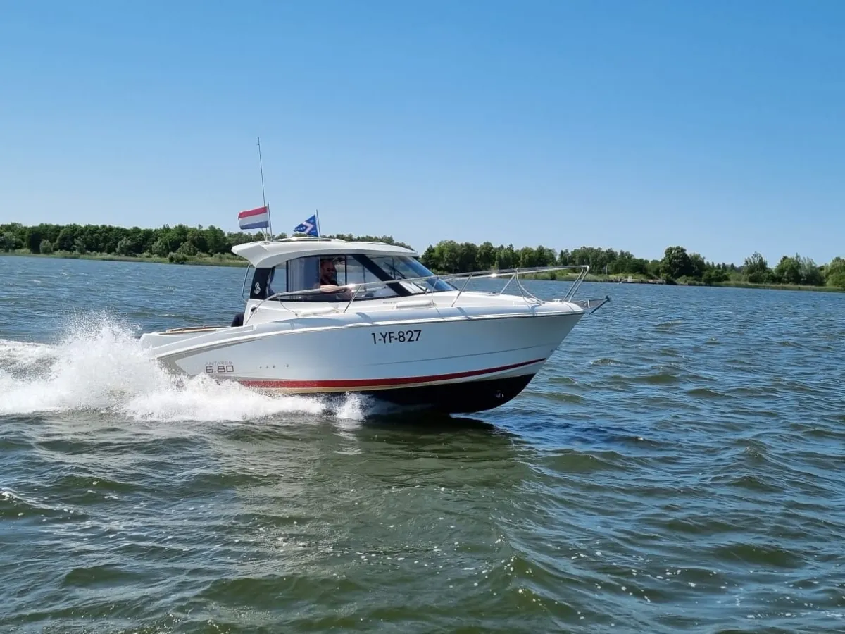 Polyester Speedboat Beneteau Antares 680