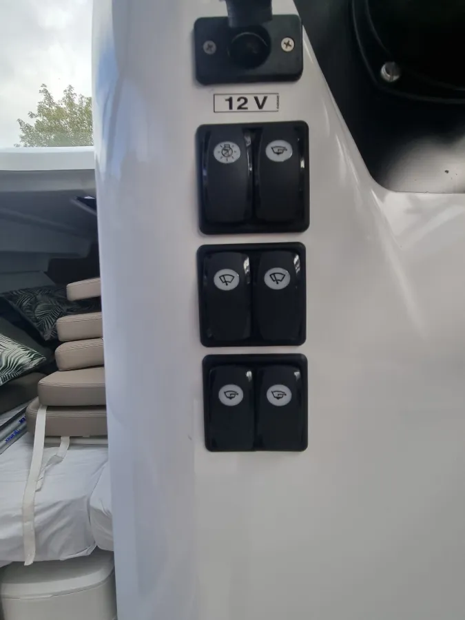 Polyester Speedboat Beneteau Antares 680