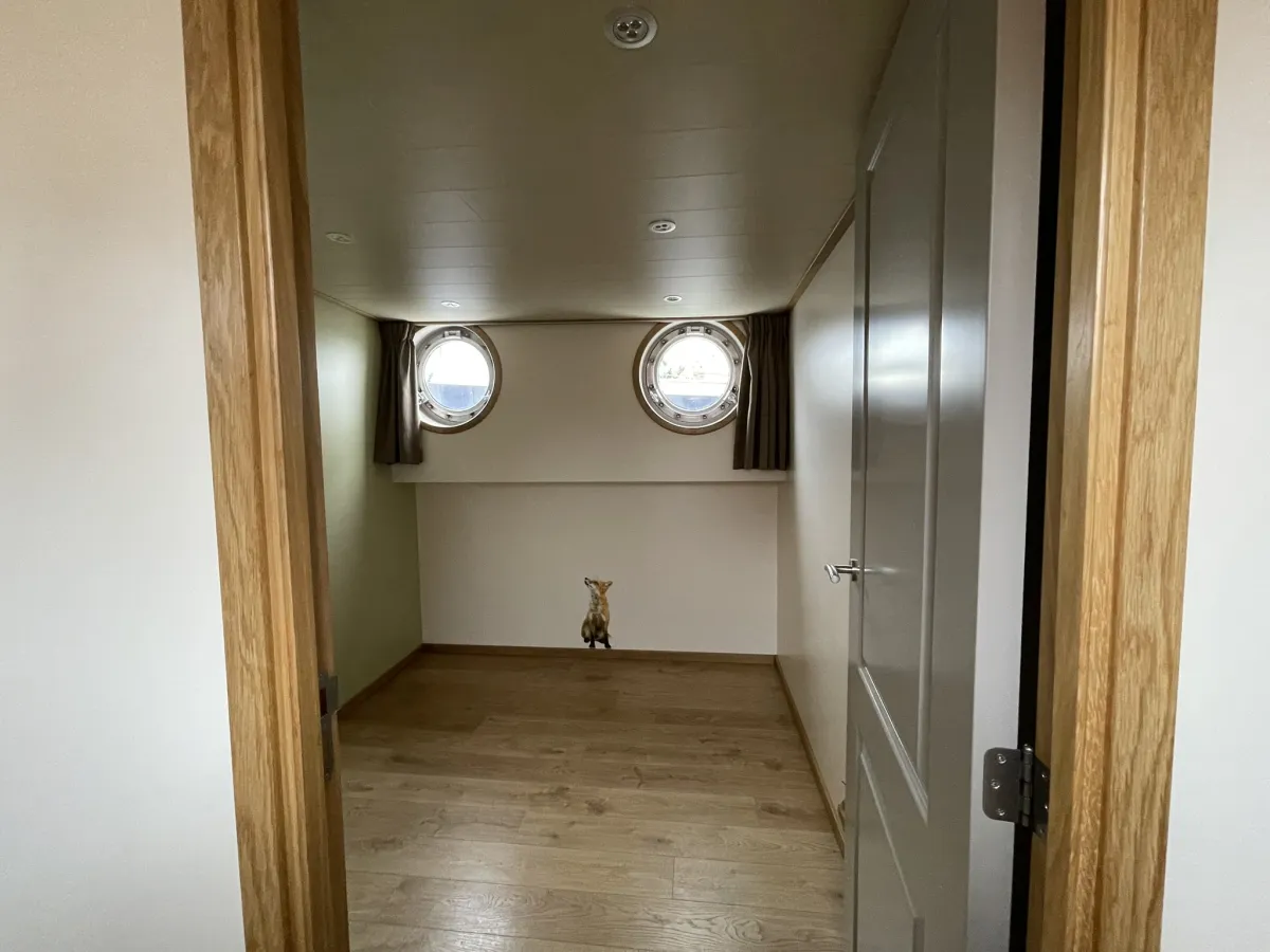 Steel Houseboat Luxe Motor 2460