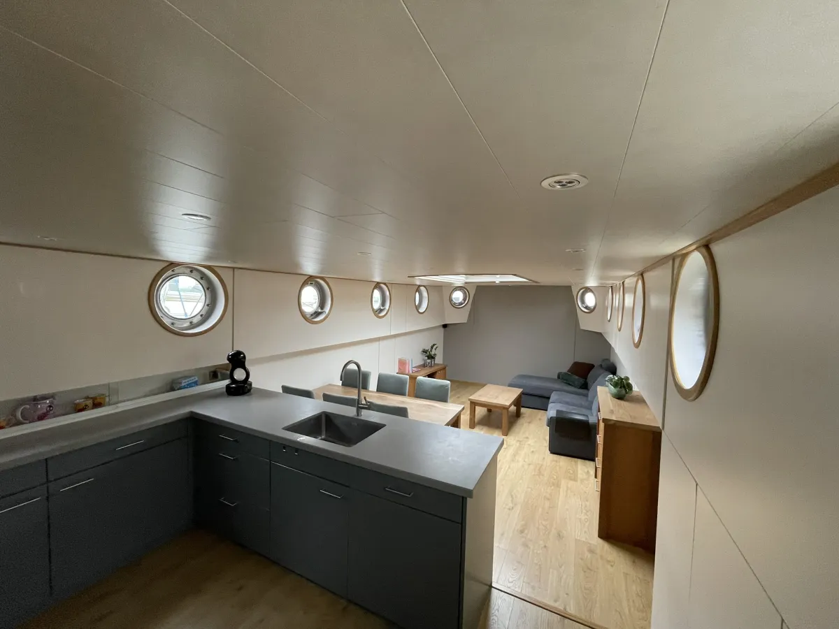 Steel Houseboat Luxe Motor 2460