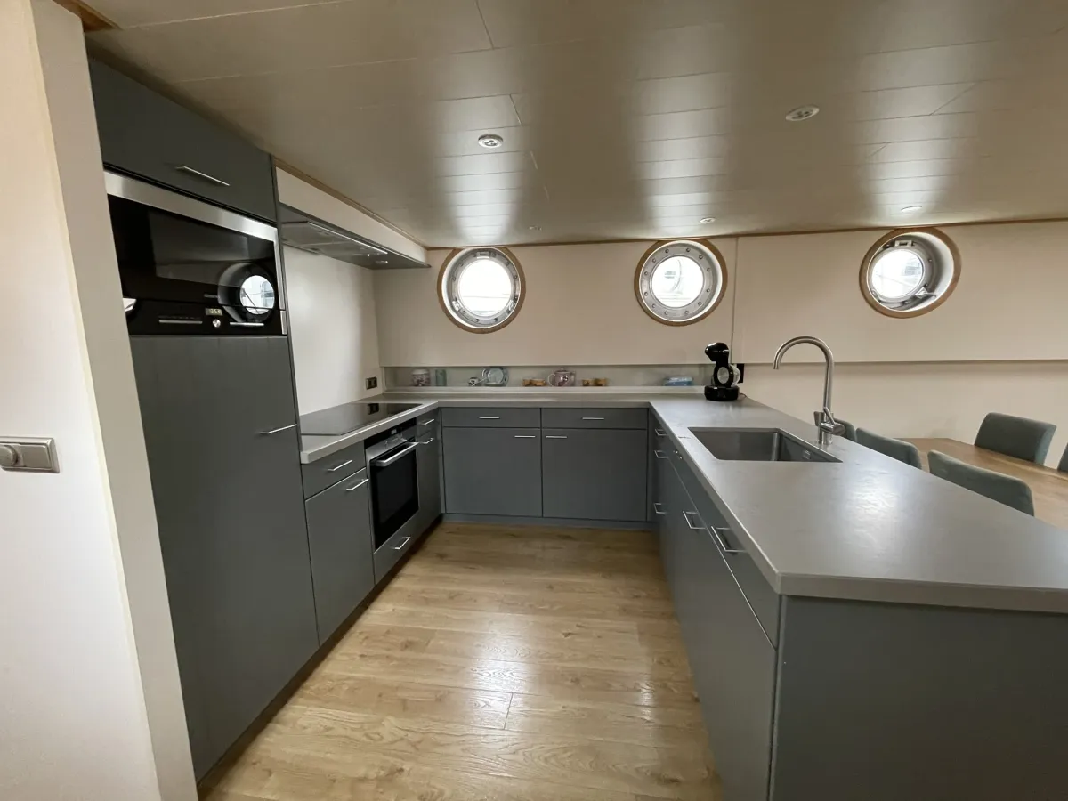 Steel Houseboat Luxe Motor 2460