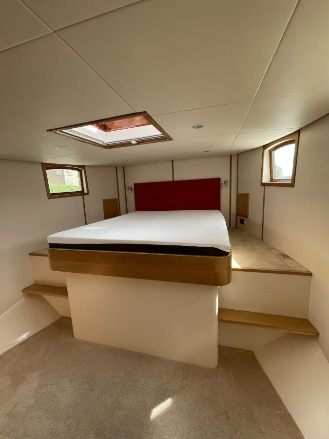 Steel Houseboat Luxe Motor 2460