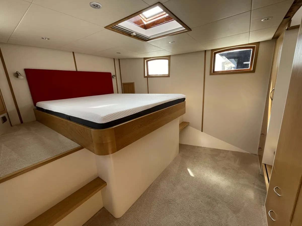 Steel Houseboat Luxe Motor 2460