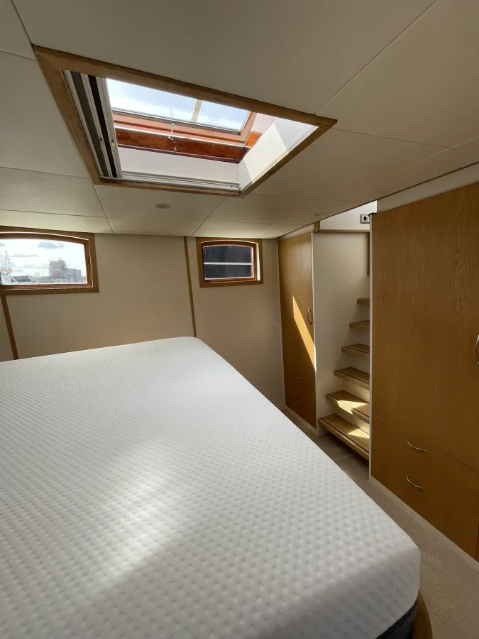 Steel Houseboat Luxe Motor 2460