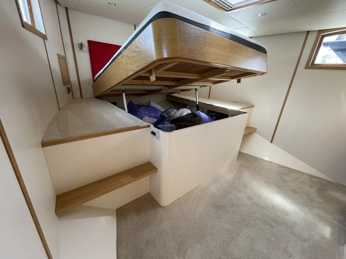 Steel Houseboat Luxe Motor 2460