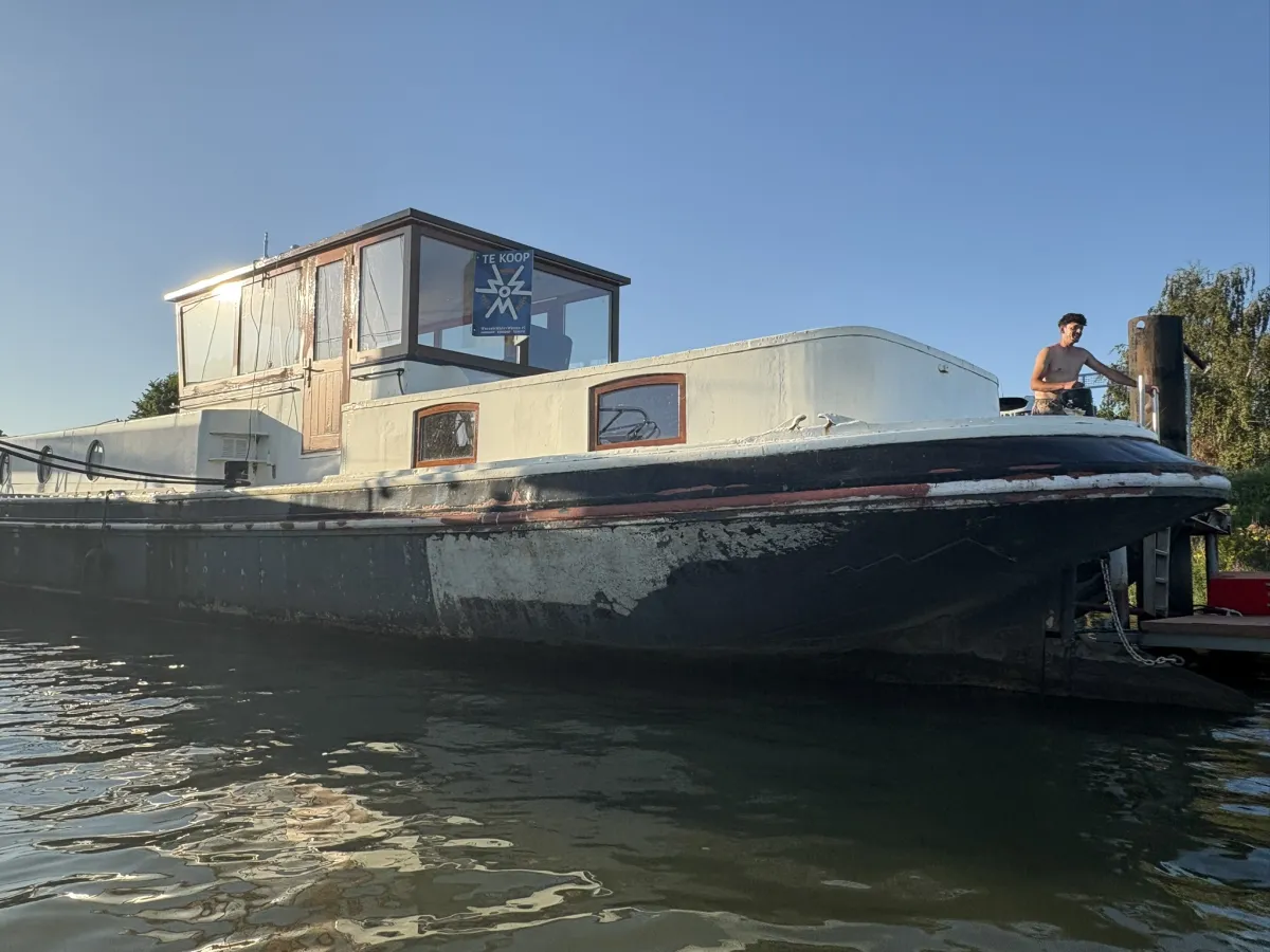Steel Houseboat Luxe Motor 2460