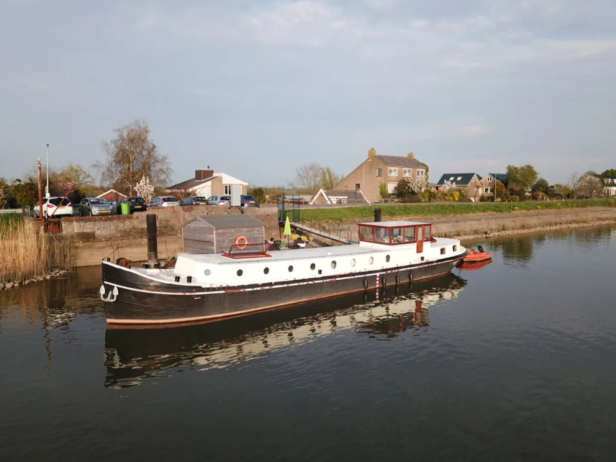 Steel Houseboat Luxe Motor 2460