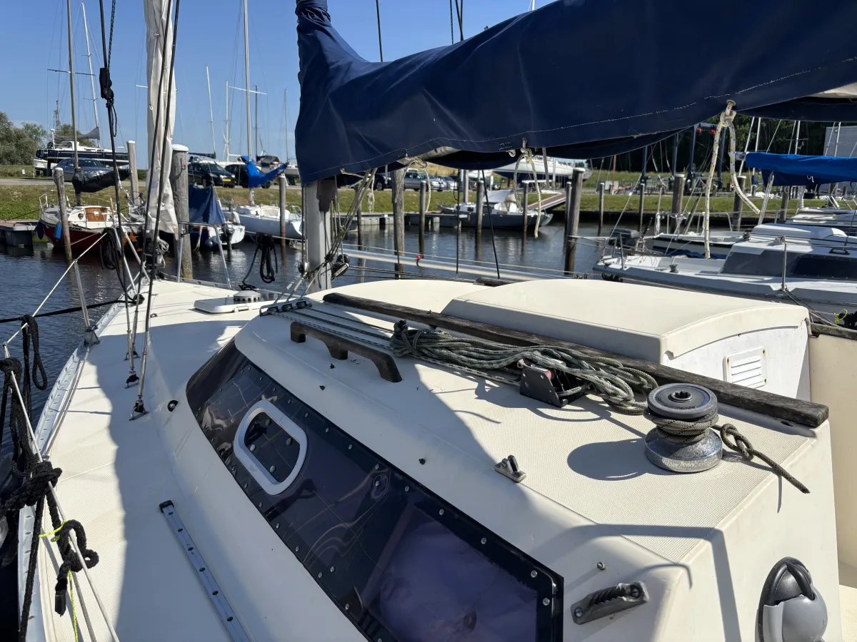 Polyester Sailboat Jeanneau Fantasia 27