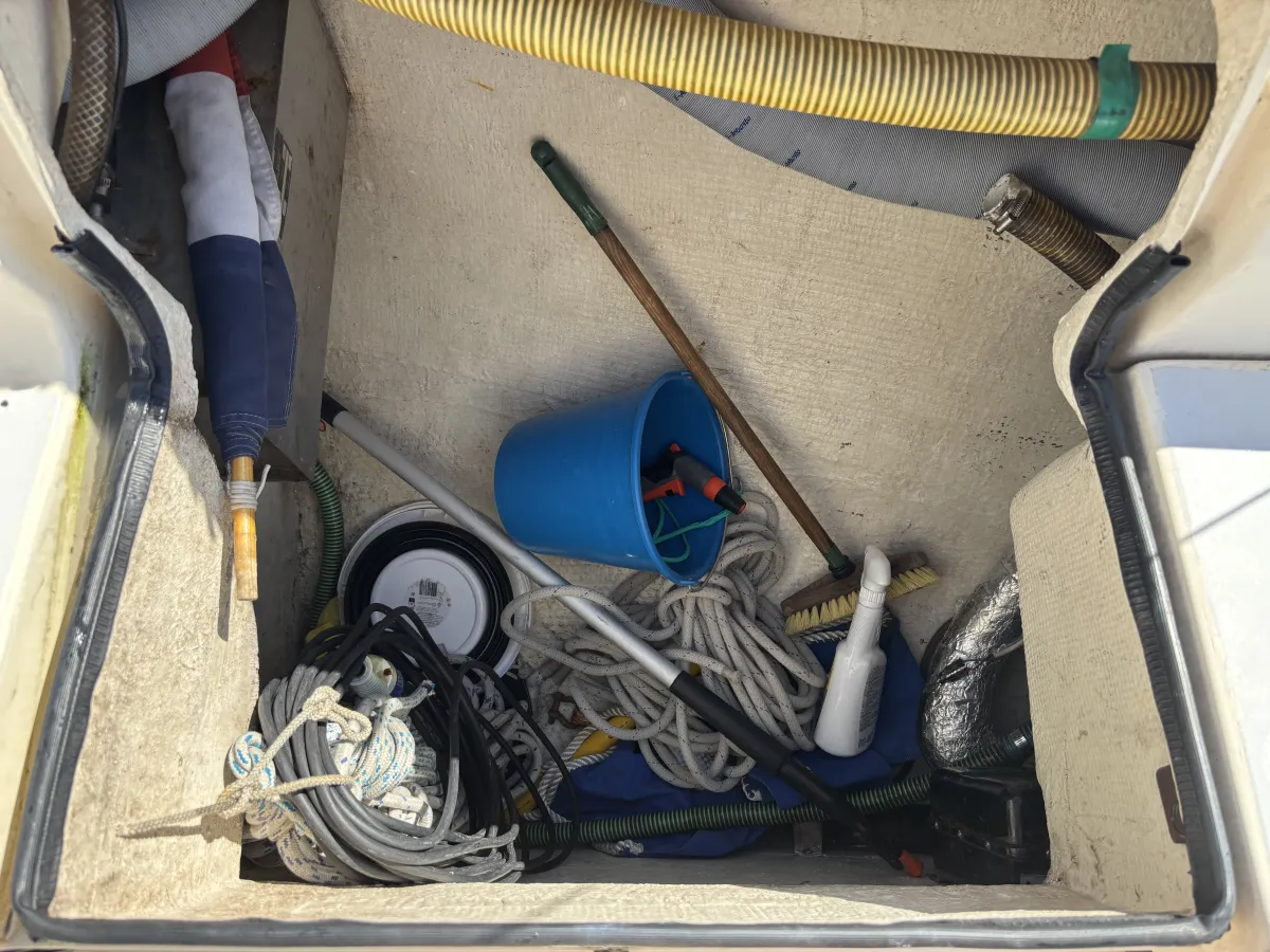 Polyester Sailboat Jeanneau Fantasia 27