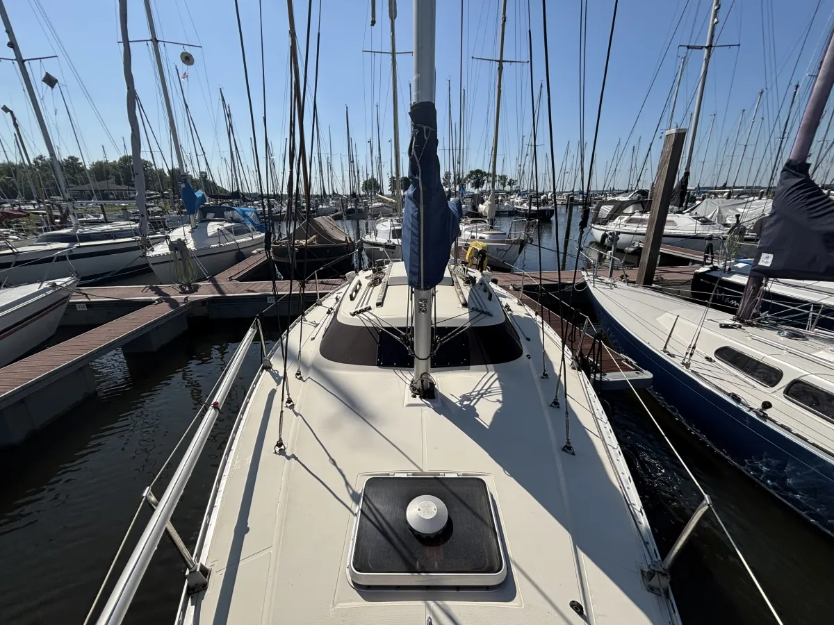 Polyester Sailboat Jeanneau Fantasia 27