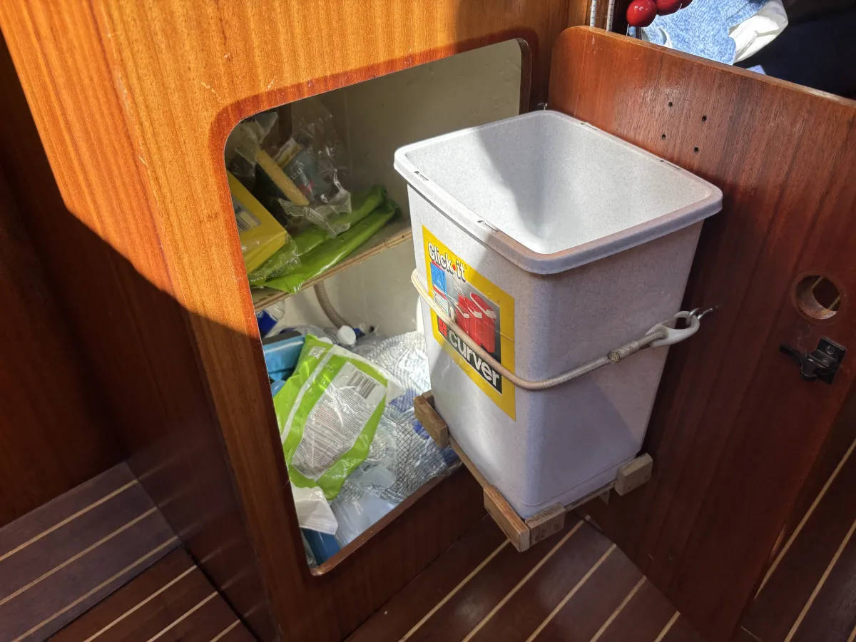 Polyester Sailboat Jeanneau Fantasia 27