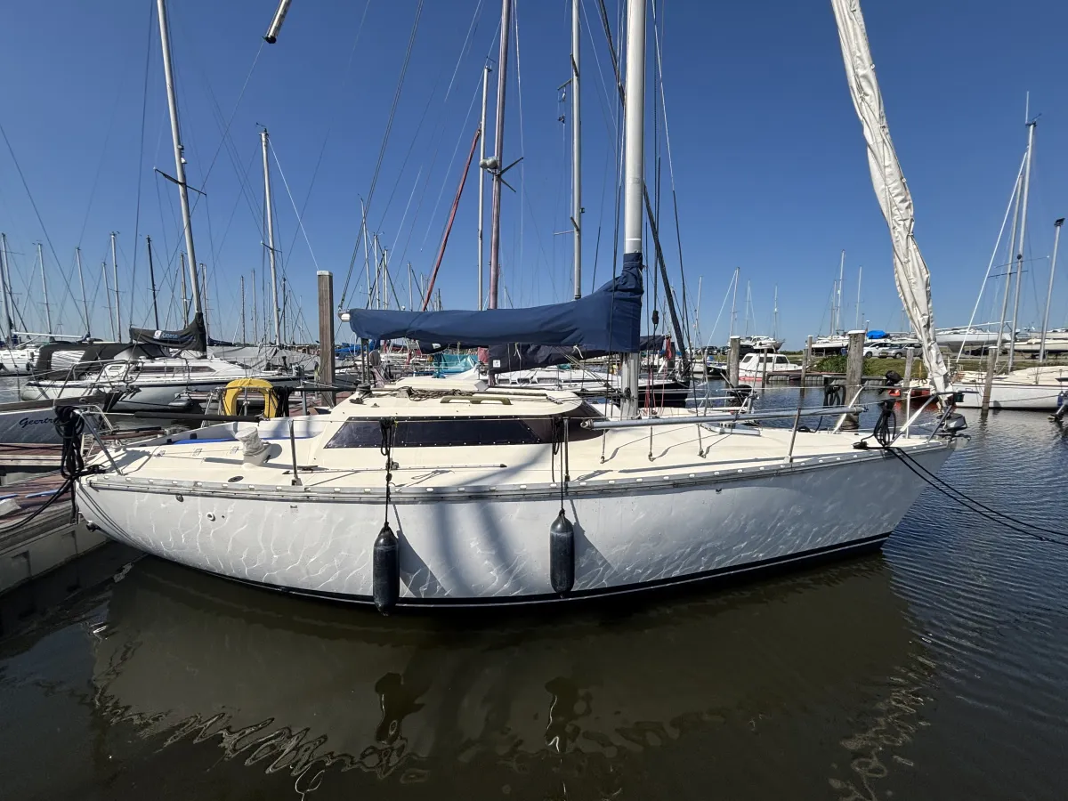 Polyester Sailboat Jeanneau Fantasia 27