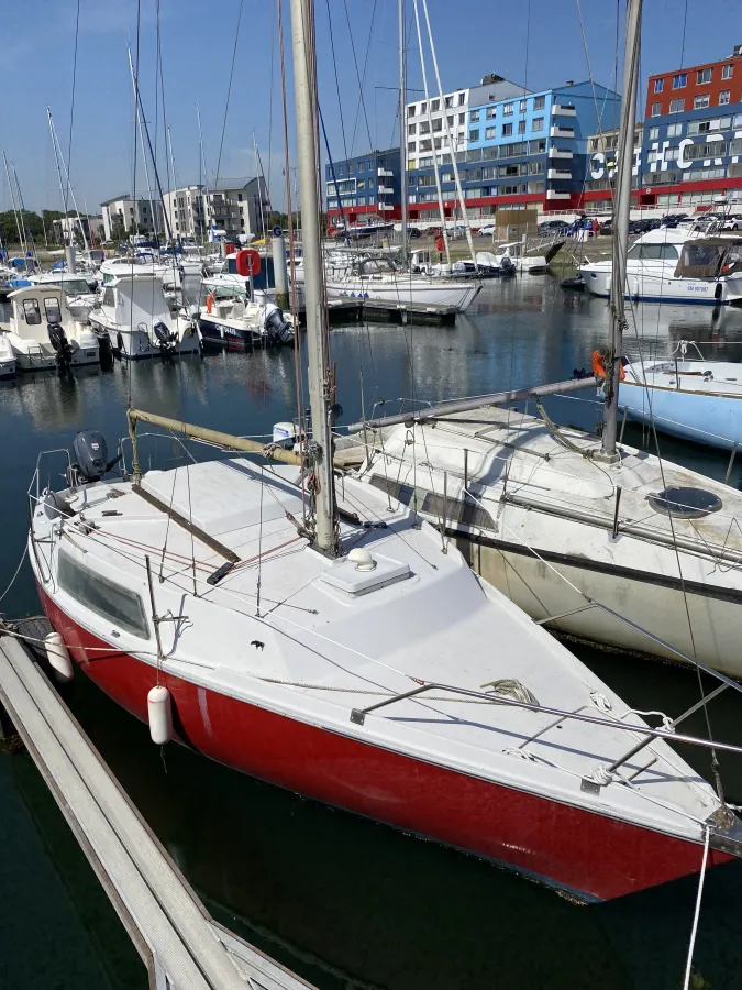 Polyester Sailboat Jeanneau 657