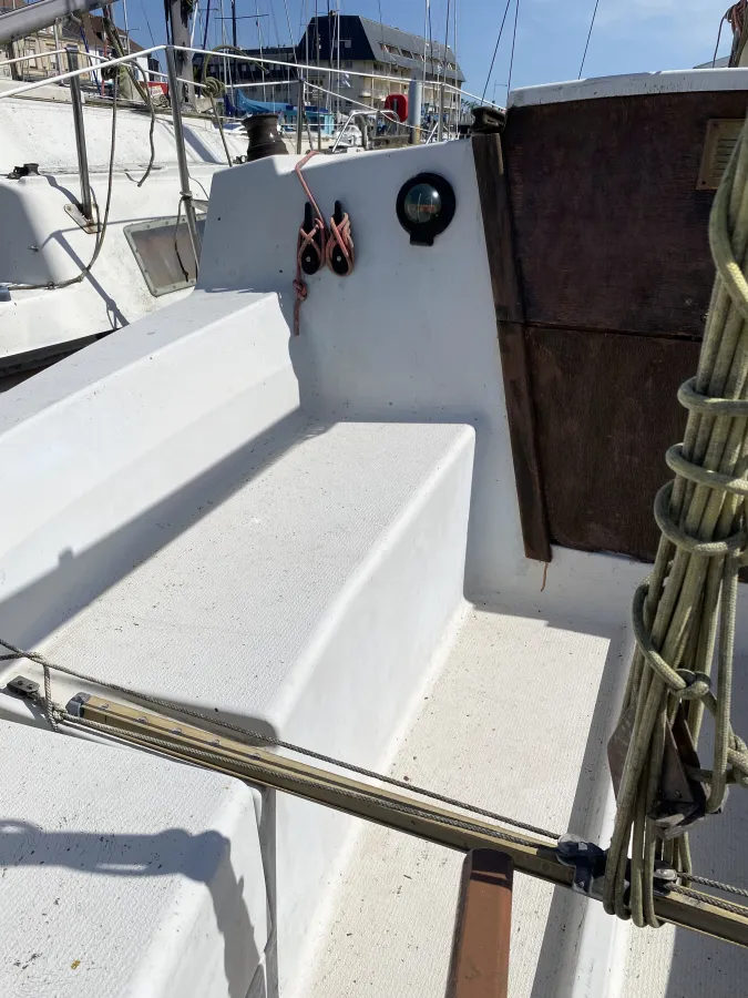 Polyester Sailboat Jeanneau 657
