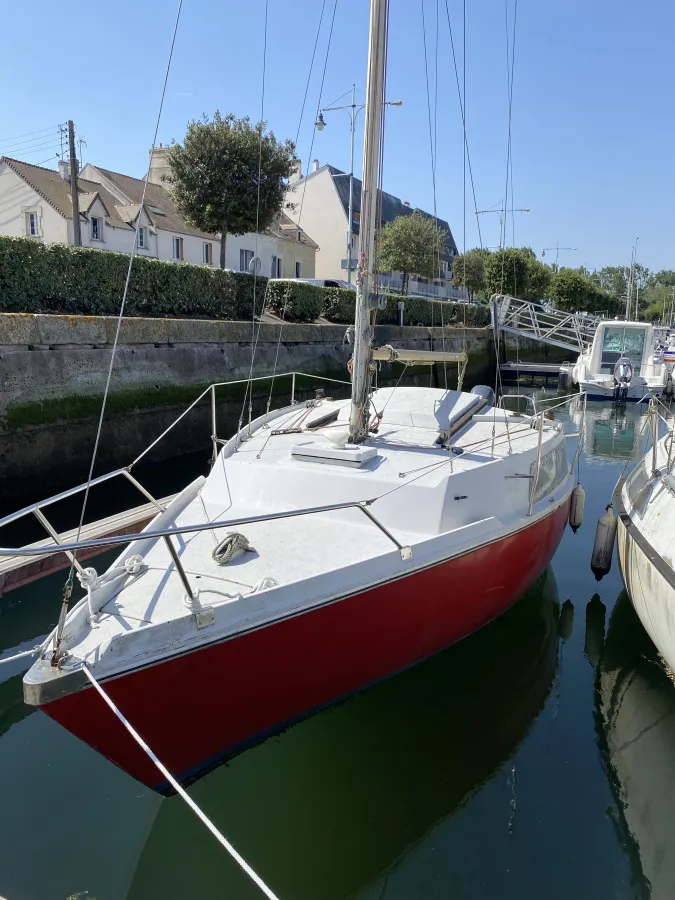 Polyester Sailboat Jeanneau 657