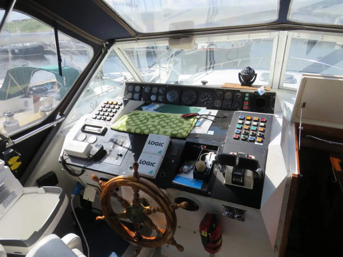 Polyester Motorboat Chris Craft Catalina 35 DC