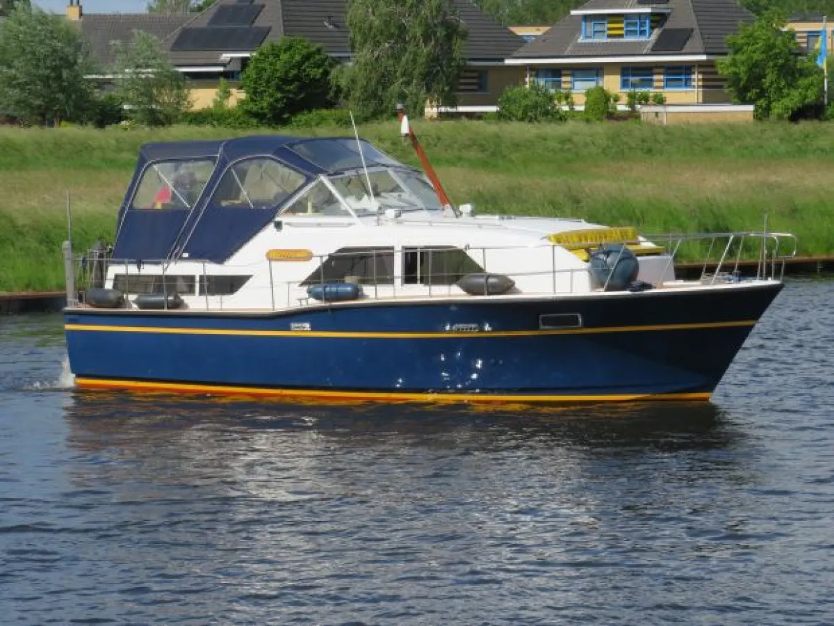 Polyester Motorboat Chris Craft Catalina 35 DC