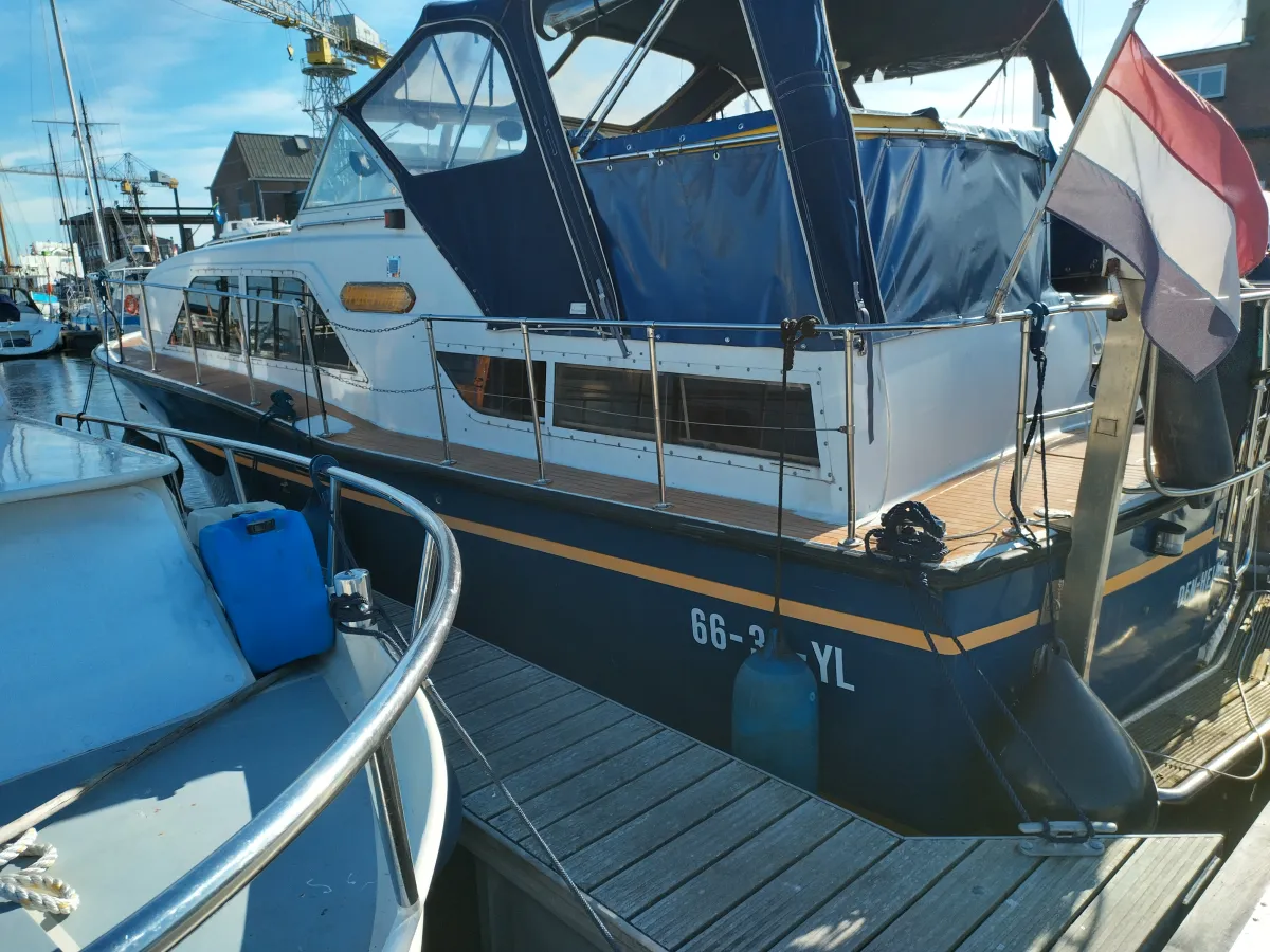 Polyester Motorboat Chris Craft Catalina 35 DC