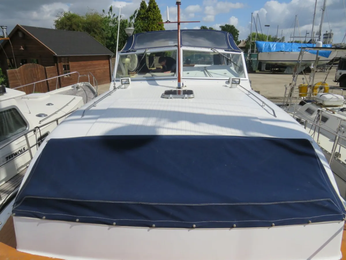 Polyester Motorboat Chris Craft Catalina 35 DC