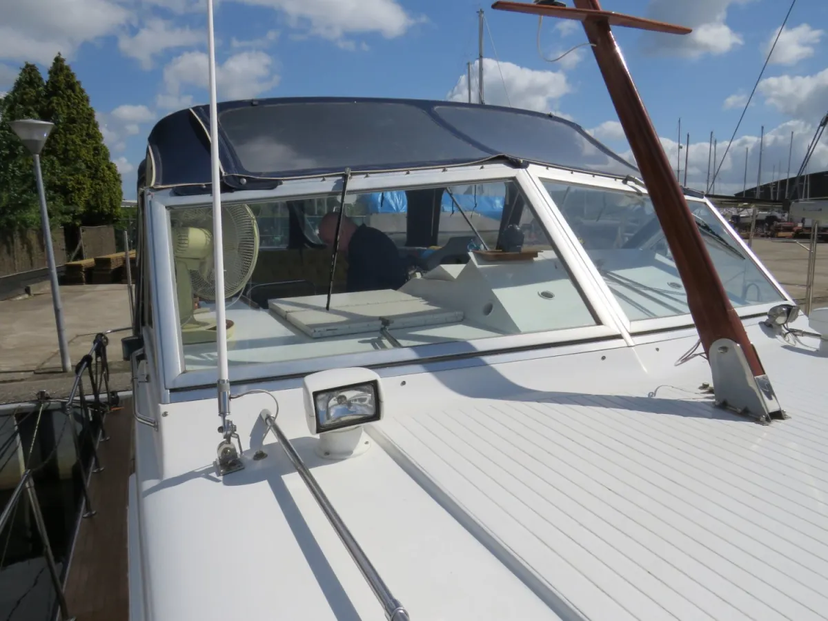 Polyester Motorboat Chris Craft Catalina 35 DC