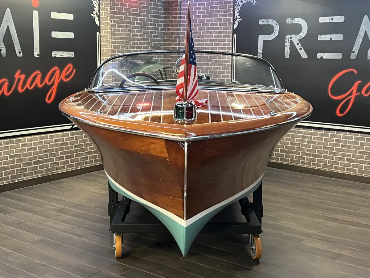 Wood Speedboat Chris Craft Capri 19