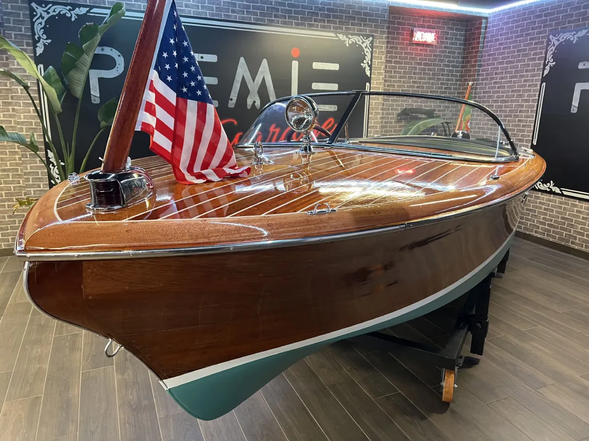 Wood Speedboat Chris Craft Capri 19
