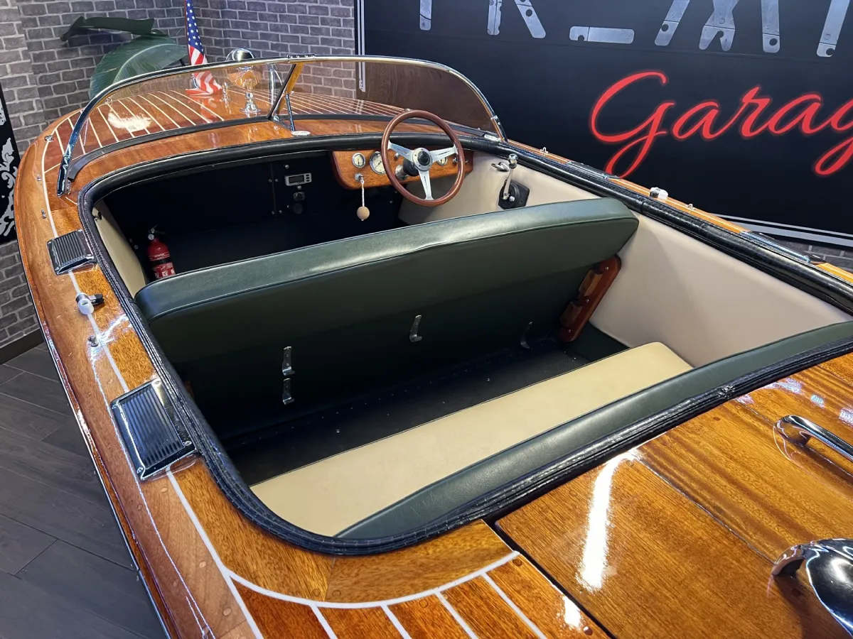 Wood Speedboat Chris Craft Capri 19